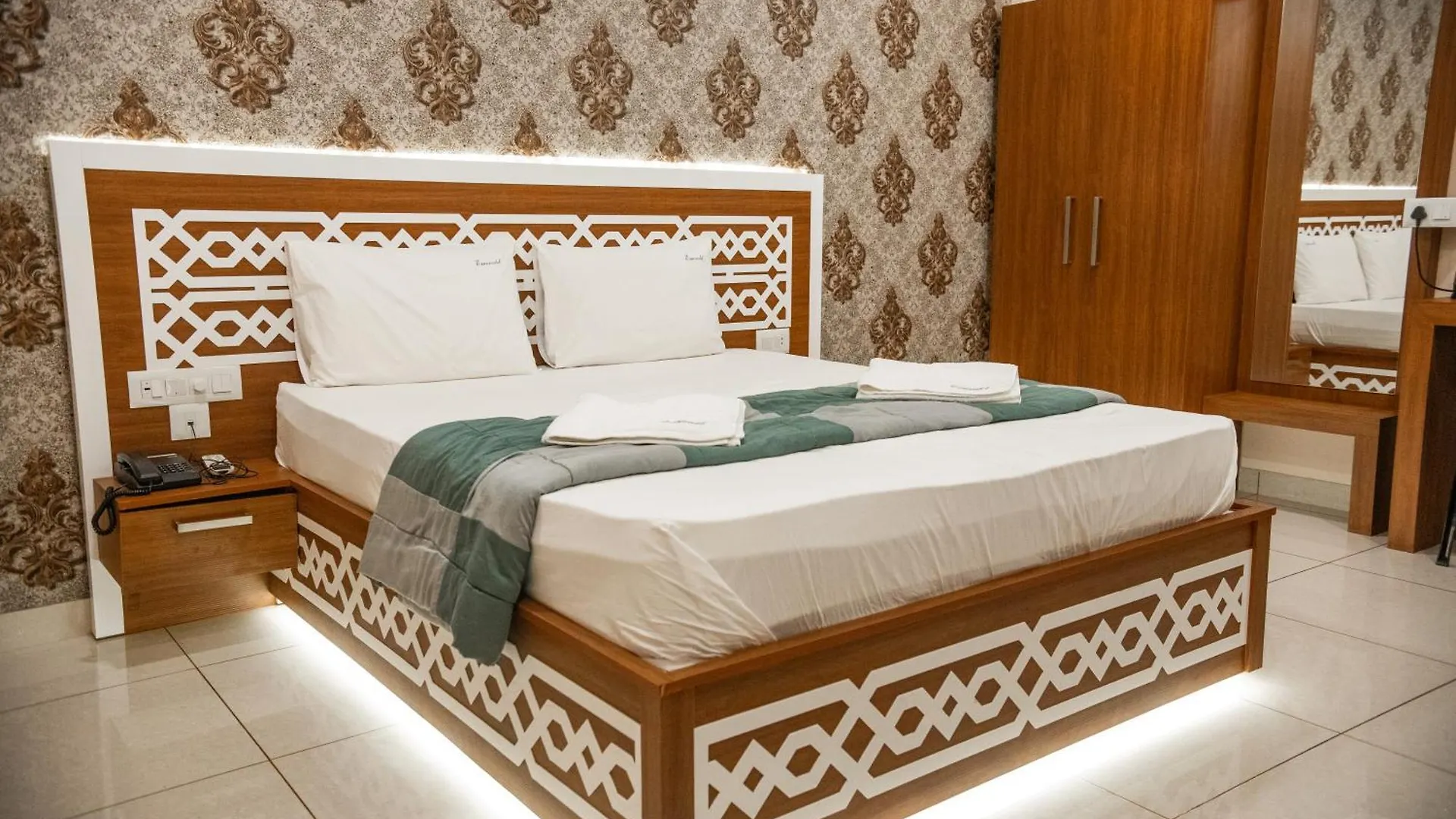 Hotel Emerald Royal Residency Kochi